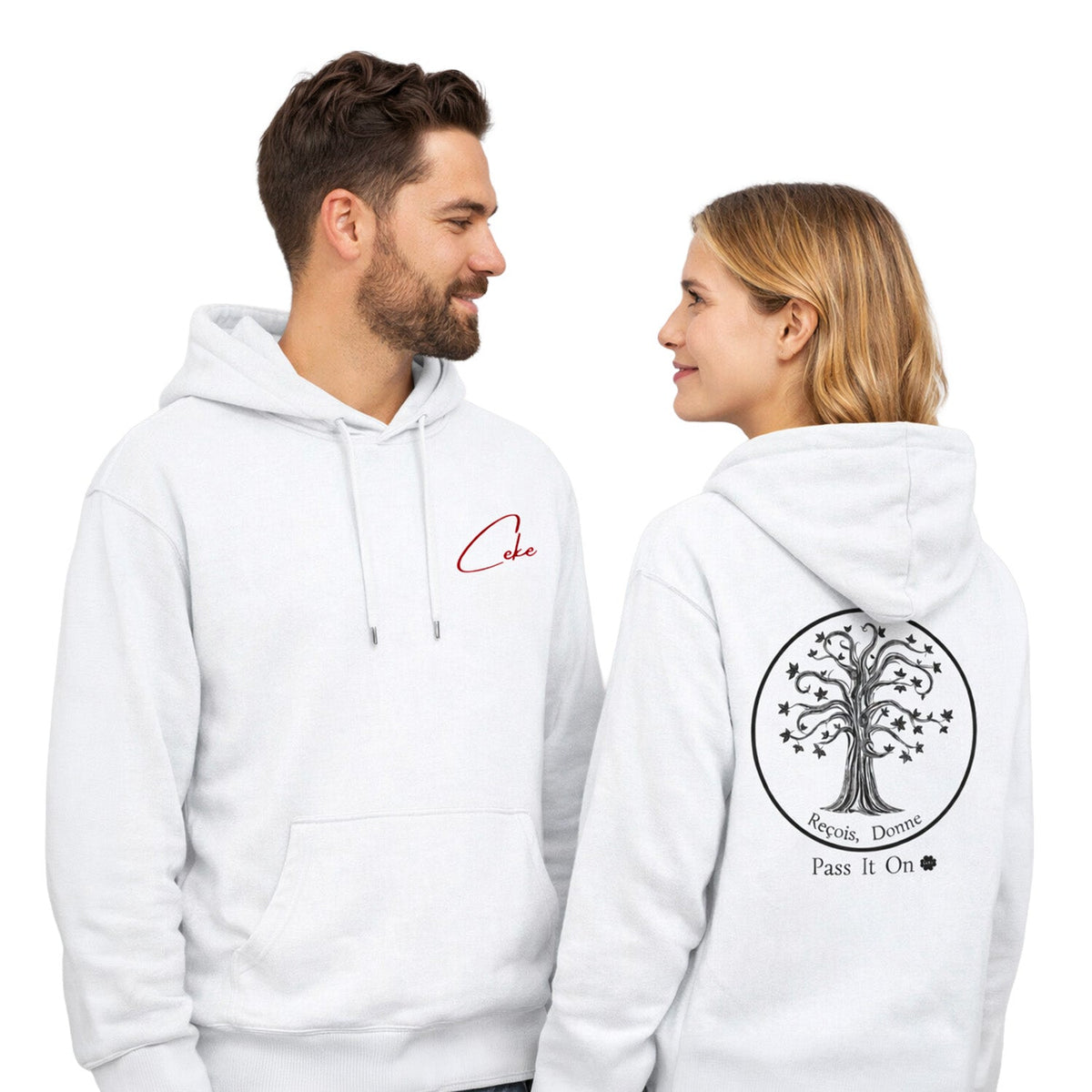 Witte unisex CeKe Pass It On-hoodie voor- en achterkant: rood CeKe-logo op de borst, boom „Ontvang, Geef” op de rug