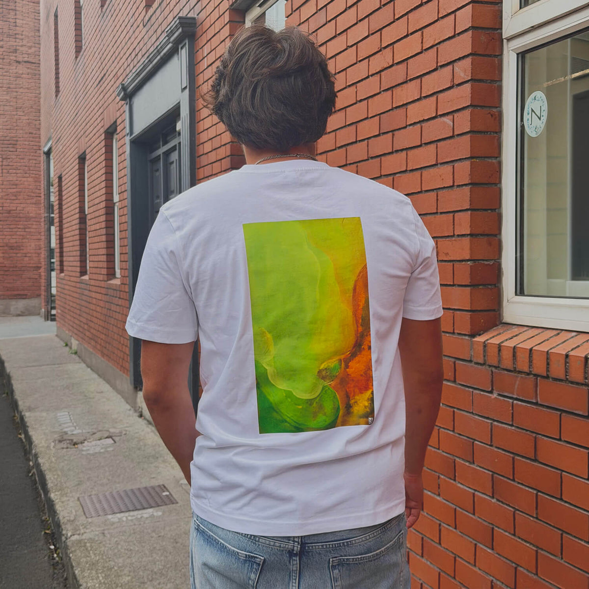 Wit CeKe T-shirt van biologisch katoen, origineel groen kunstwerk uit de LELF-collectie