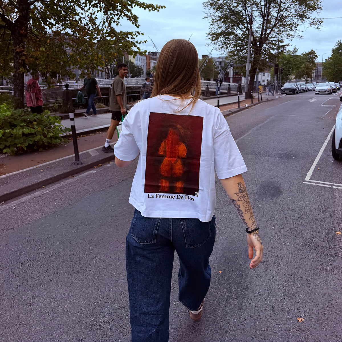 Camiseta artística CeKe «La Femme de Dos», obra original de LELF para llevar
